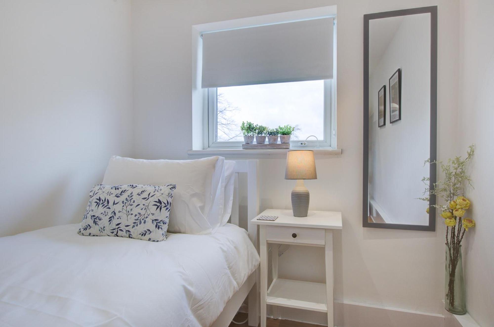 Wonderful Two-Bedroom Apartment 런던 외부 사진